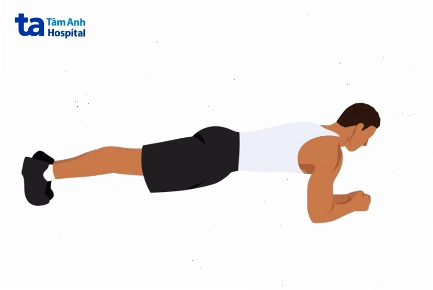 Thực hiện bài tập plank cơ bản giữ thẳng người
