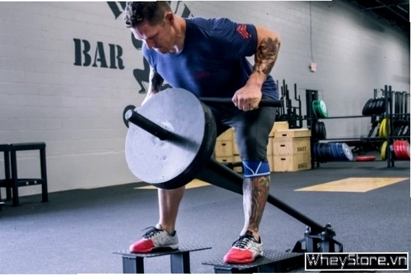 Thực hiện bài tập Rack Pulls với khung Power Rack