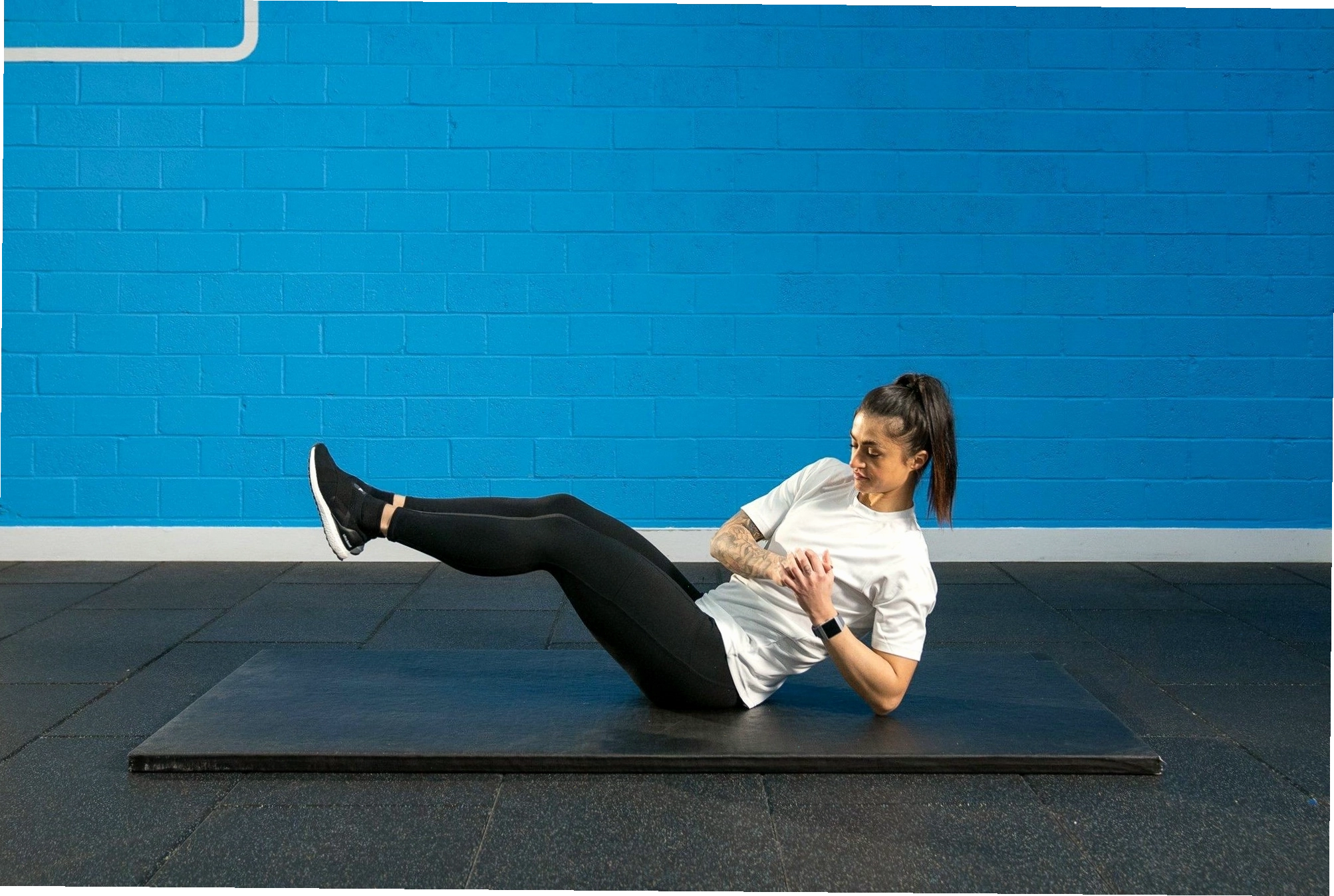 Thực hiện bài tập xoay người kiểu Nga (Russian Twist)