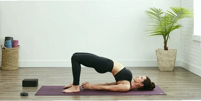Thực hiện động tác cây cầu nâng cao hông
