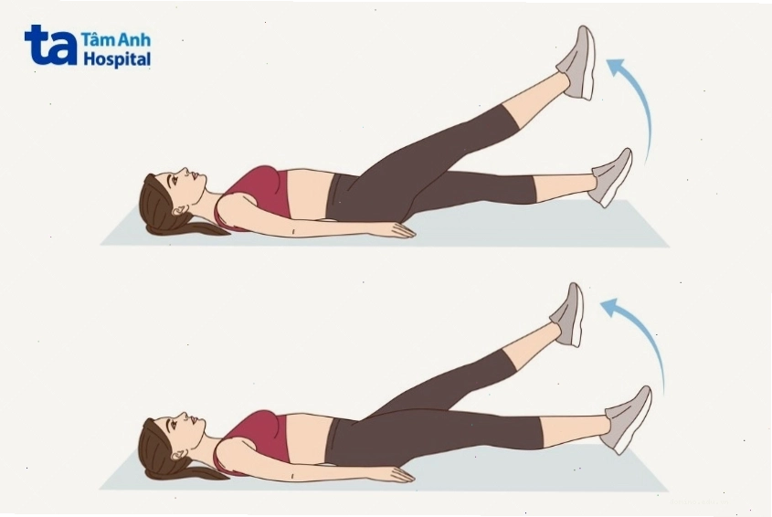 Thực hiện động tác đá cắt kéo cải thiện cơ bụng