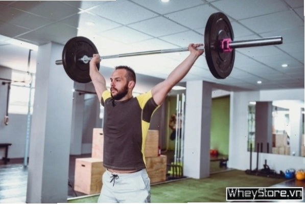 Thực hiện động tác Decline push up cho cơ thân trên
