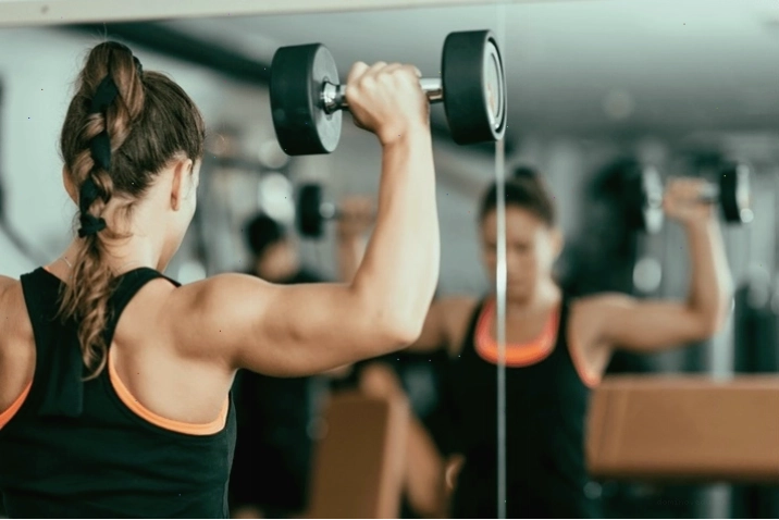 Thực hiện động tác Dumbbell Rear Delt Fly để tập vai sau với tạ đơn