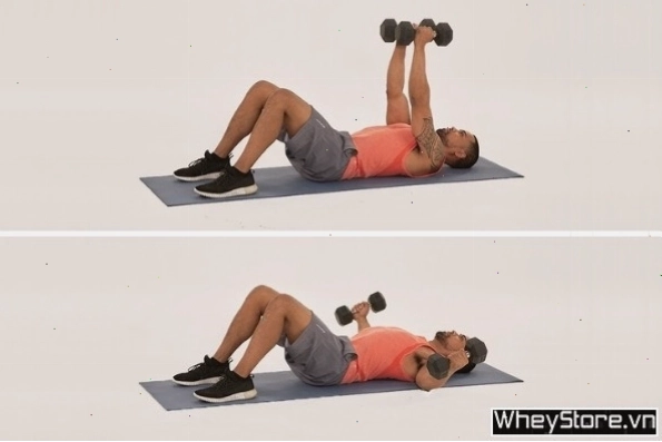 Thực hiện động tác Floor Dumbbell Flyes trên sàn tập