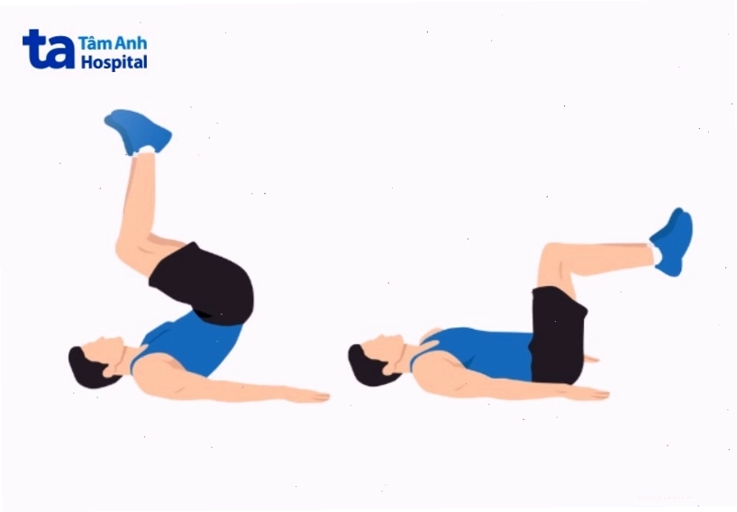 Thực hiện động tác gập bụng ngược (reverse crunch) tác động vào cơ bụng dưới