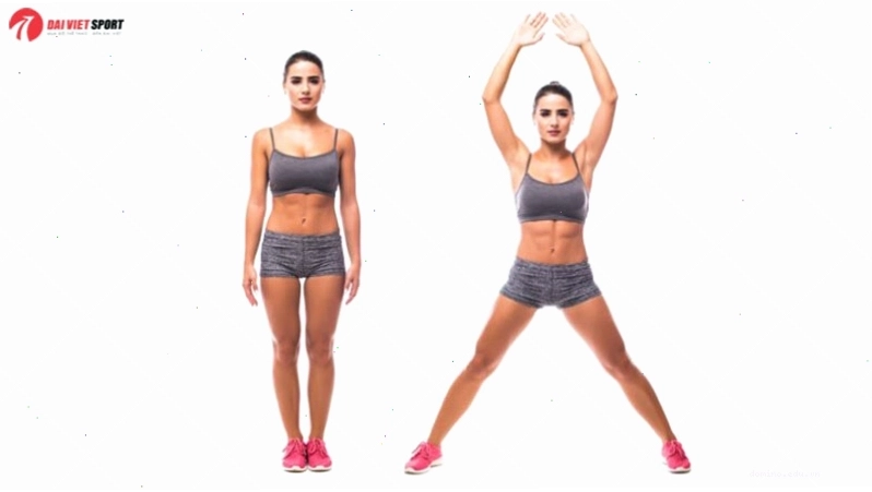 Thực hiện động tác Jumping Jack để khởi động