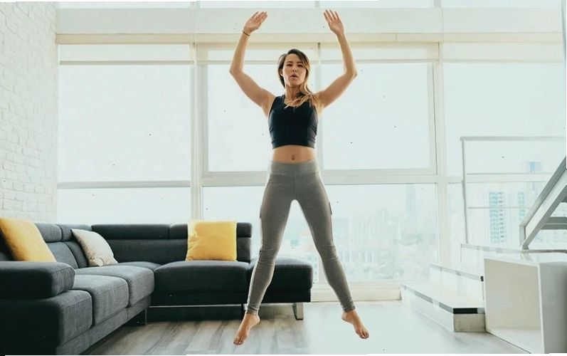 Thực hiện động tác Jumping Jack để khởi động toàn thân nhanh chóng
