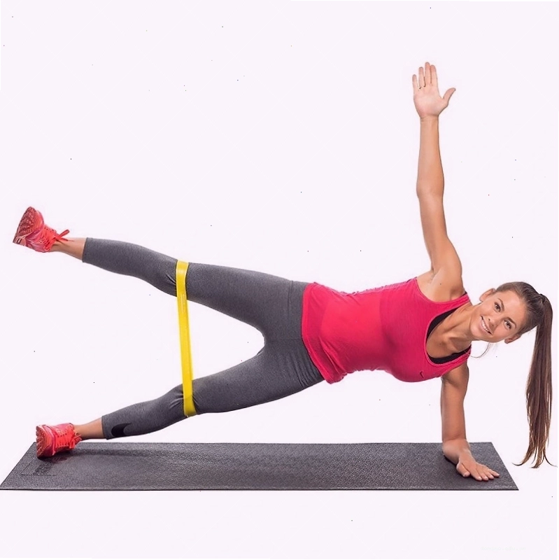 Thực hiện động tác lunge với dây kháng lực đặt quanh đùi
