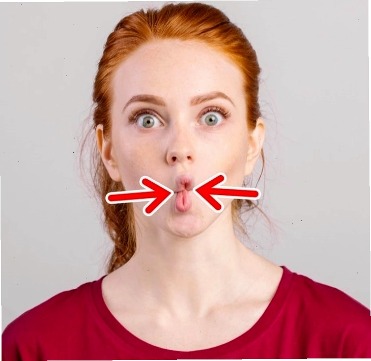 Thực hiện động tác mím môi sâu để giảm mỡ mặt cho nam