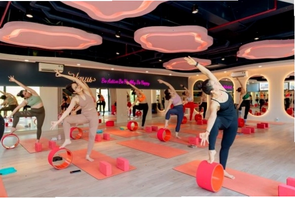 Thực hiện động tác Salsa trong bài tập Zumba