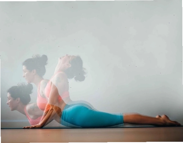 Thực hiện động tác Squats nhẹ nhàng để khởi động buổi sáng