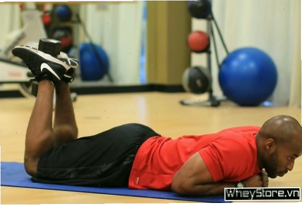 Thực hiện Dumbbell Leg Curl với tạ đơn