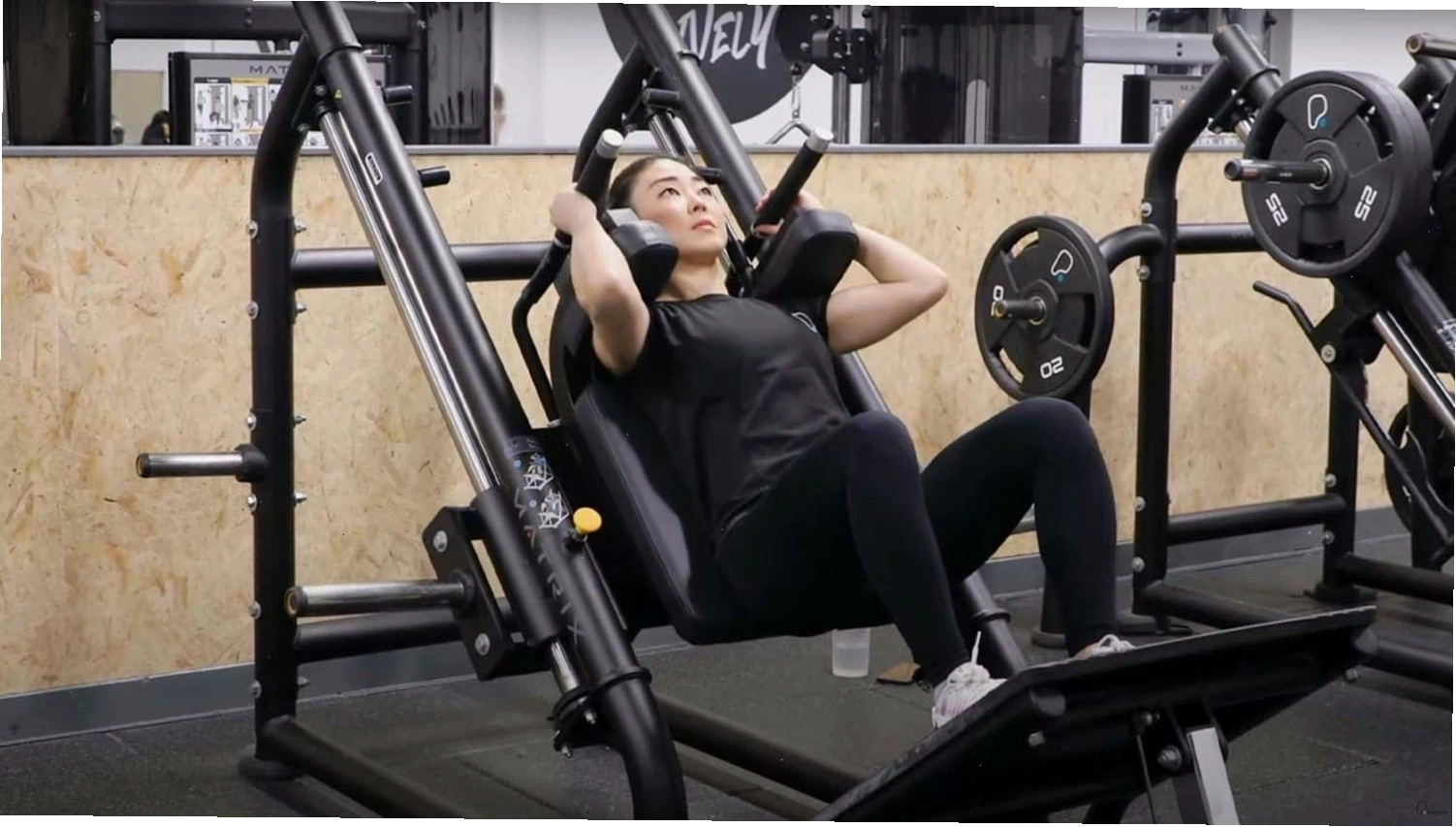 Thực hiện Hack Squat trên máy tập