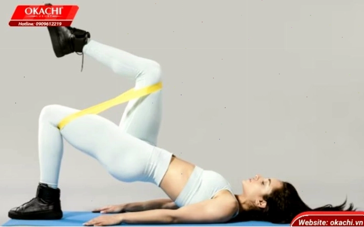 Thực hiện Hip Thrust với tạ