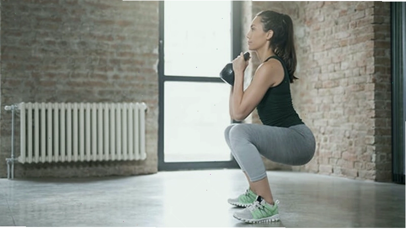 Thực hiện squat với tạ để tăng cường hiệu quả
