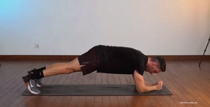 Thực hiện tư thế Plank giữ toàn thân