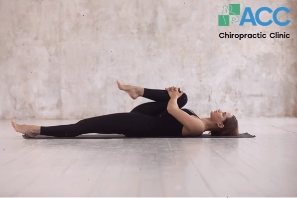 Thực hiện tư thế tam giác mở rộng yoga cho người thoái hóa cột sống lưng
