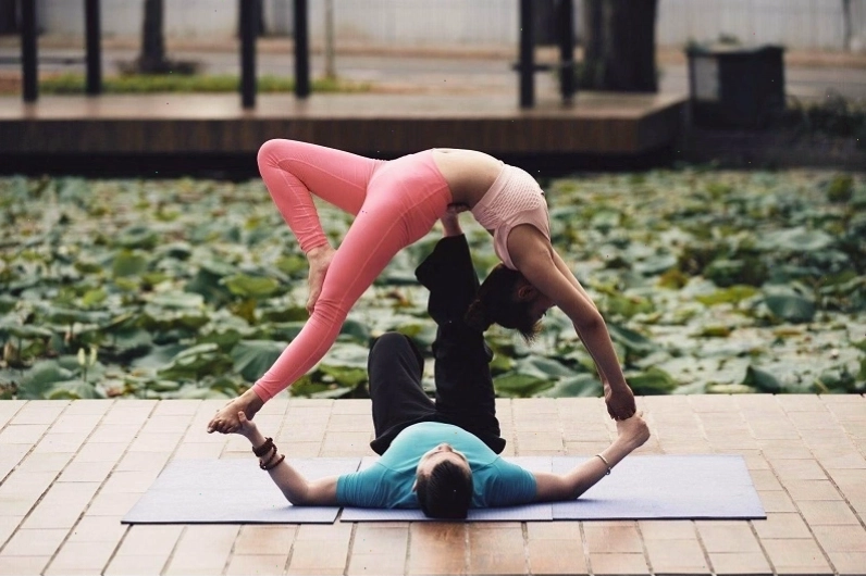 Thực hiện tư thế vặn người đôi trong Yoga