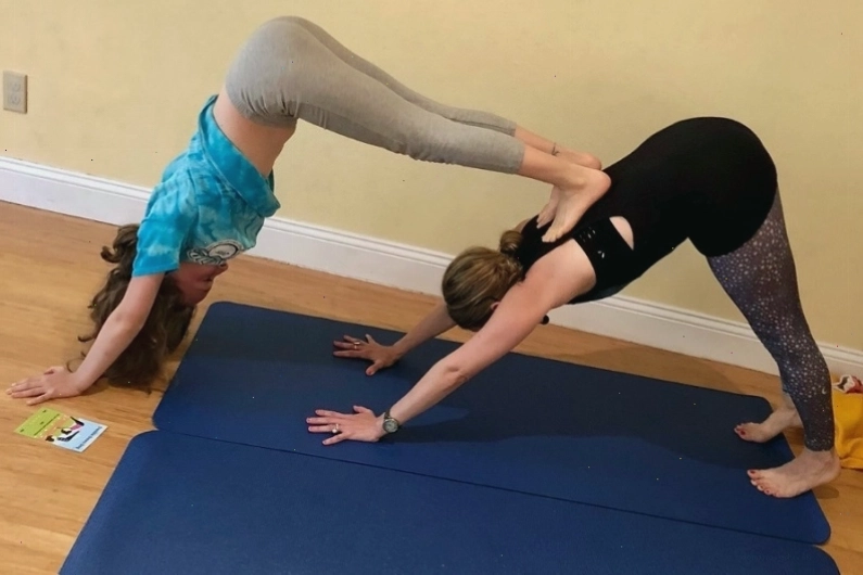 Thực hiện tư thế vặn người đôi trong yoga