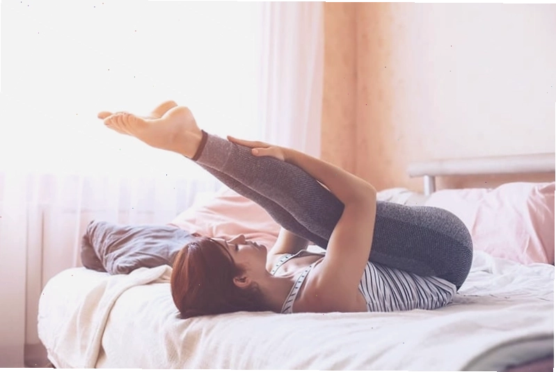 Thực hiện yoga nhẹ nhàng trước khi ngủ để có giấc ngủ ngon