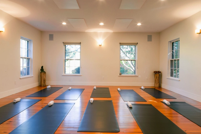 Tìm lớp Yoga Quận 1: Hướng dẫn chọn địa chỉ uy tín cho người mới bắt đầu