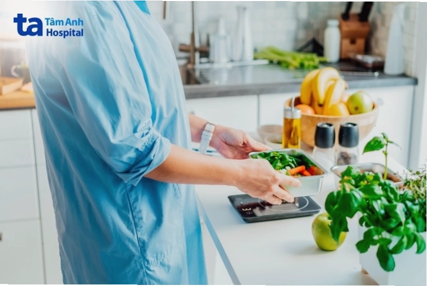Tính toán lượng calo cần thiết là một phần quan trọng của cách giảm cân tại nhà hiệu quả