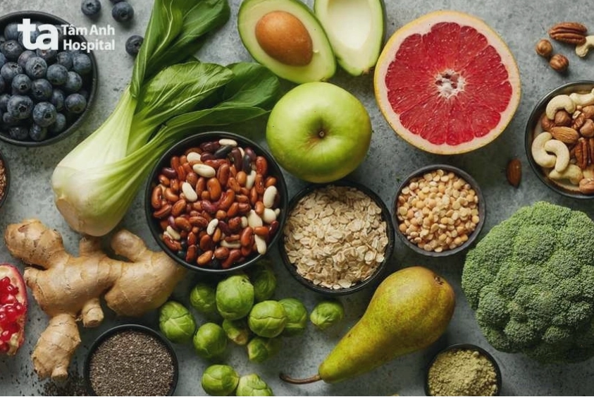 Trái cây tươi cung cấp vitamin và chất xơ thiết yếu cho chế độ ăn giảm cân