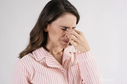 Trang điểm tạo khối giúp thu gọn cánh mũi nhanh chóng
