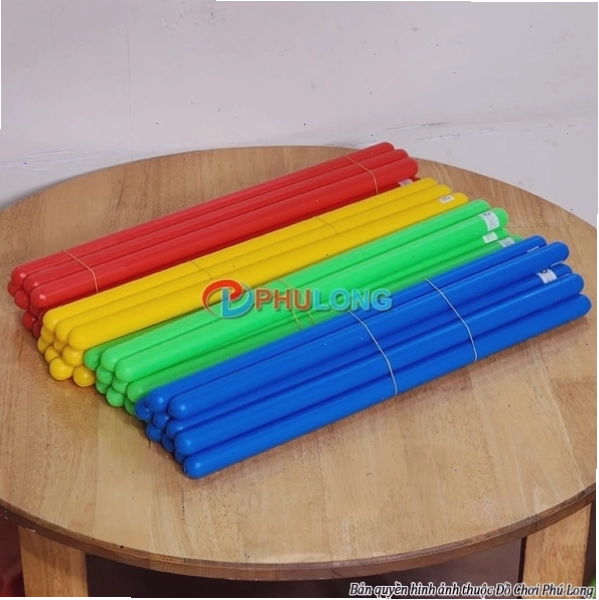 Trẻ em đang tham gia hoạt động thể dục với gậy