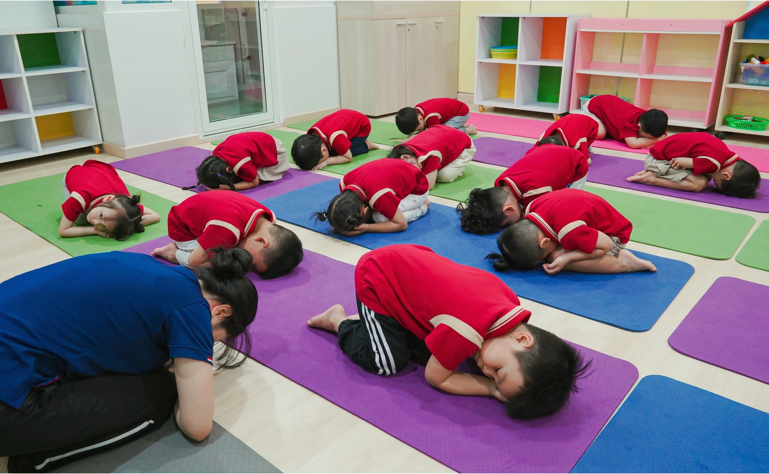 Trẻ em học về lời chào Namaste trong lớp yoga