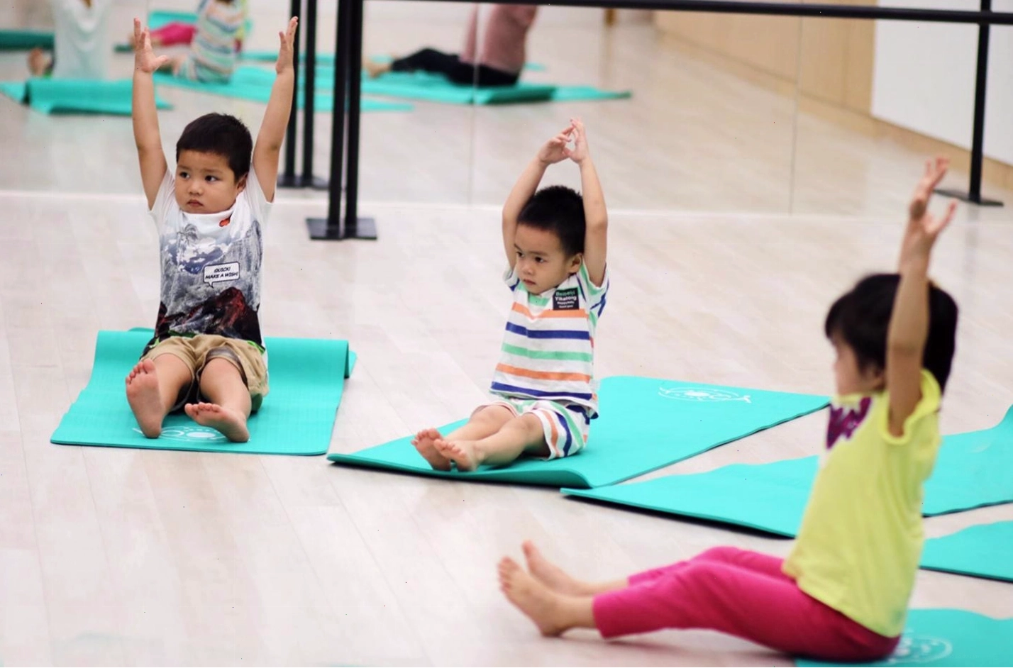 Trẻ em tham gia lớp yoga kể chuyện với biểu cảm thích thú