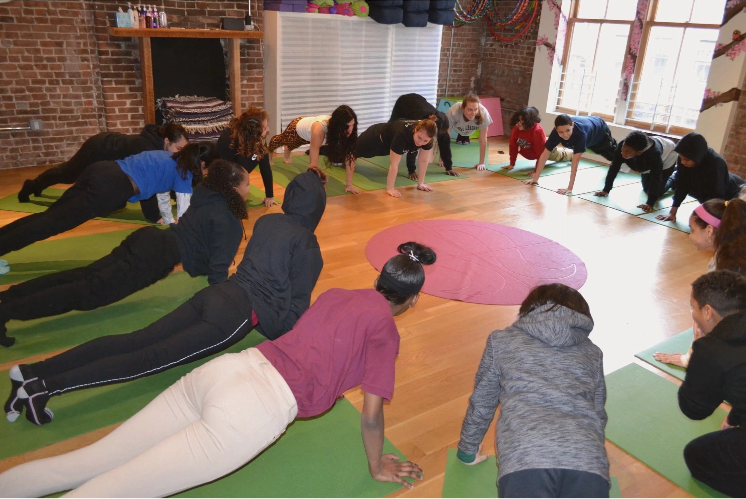 Trẻ em thực hành các tư thế yoga vui nhộn