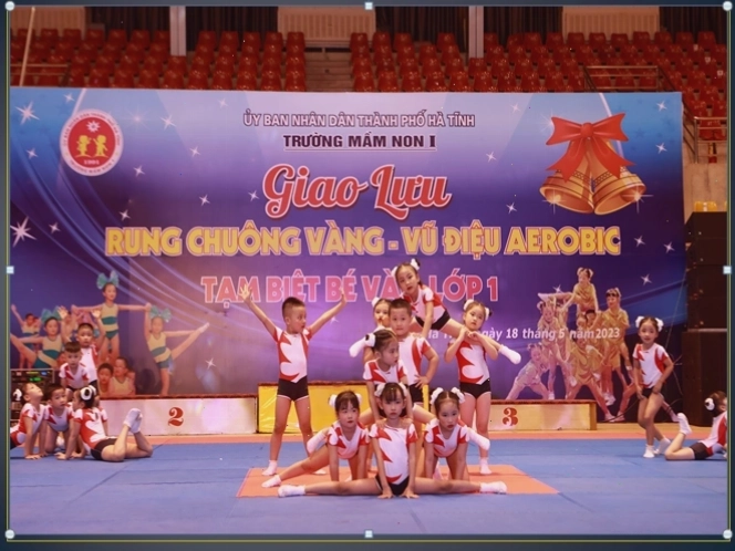 Trẻ em vui đùa trong khuôn viên Trường Mầm Non 1