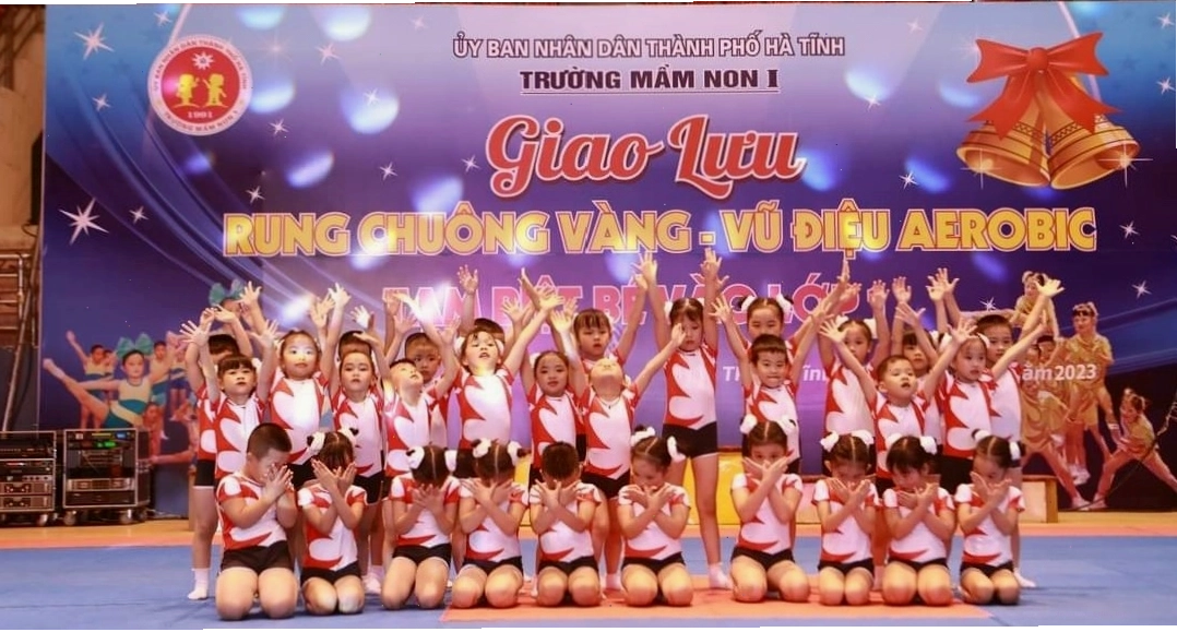 Trẻ em vui vẻ tham gia lớp học aerobic