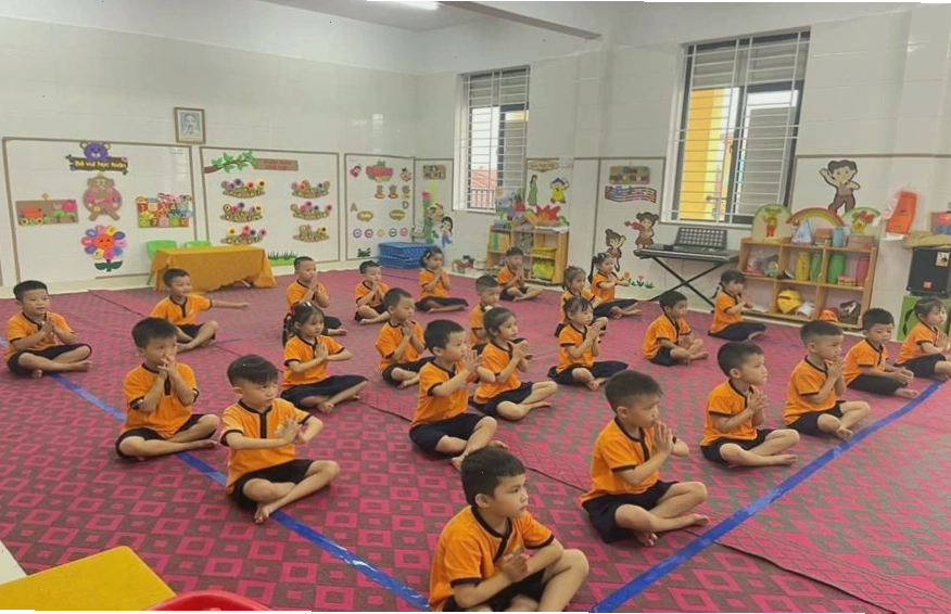 Trẻ thực hiện tư thế Con Mèo - Con Bò trong yoga