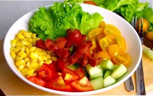 Trộn ngô với rau củ để hỗ trợ giảm cân