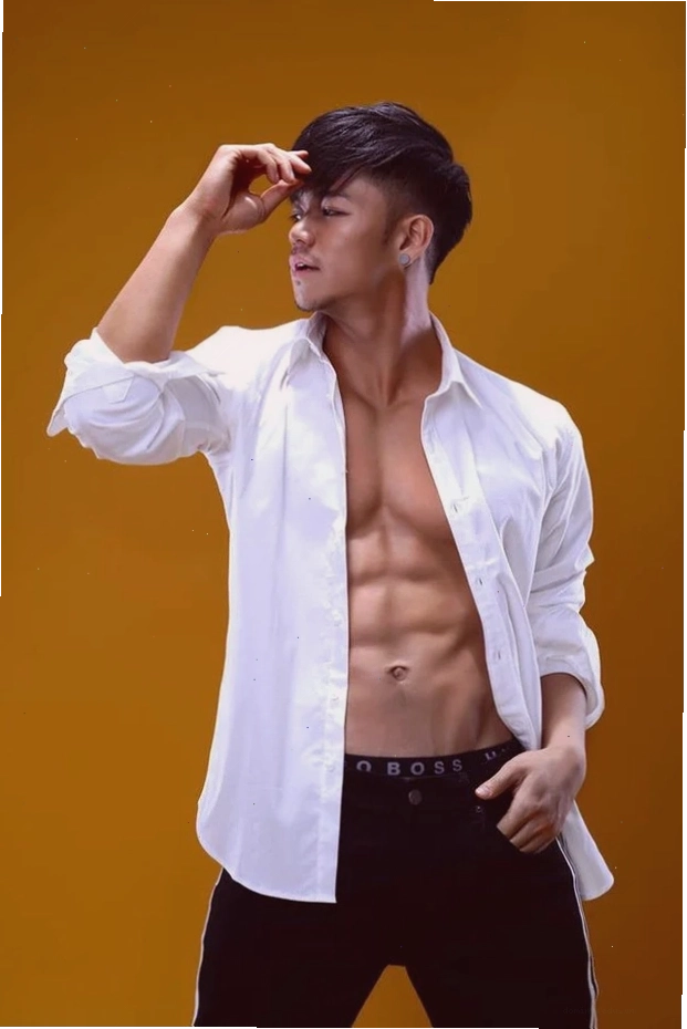 Trọng Hiếu tạo dáng trên ô tô giữa cánh đồng lúa