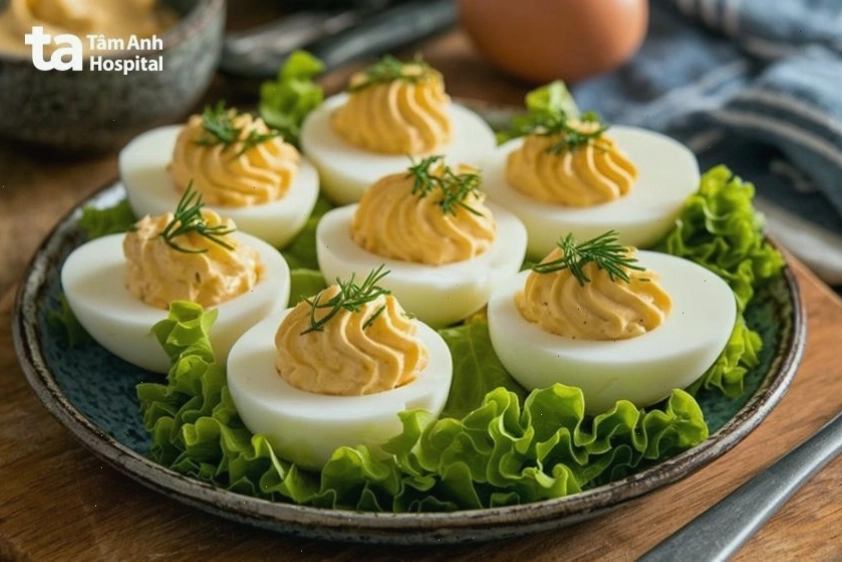 Trứng luộc cung cấp protein chất lượng cao, cần thiết cho việc giảm cân và duy trì cơ bắp