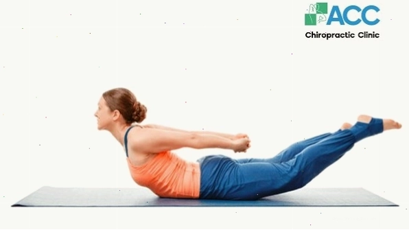 Tự massage lưng bằng bóng tennis