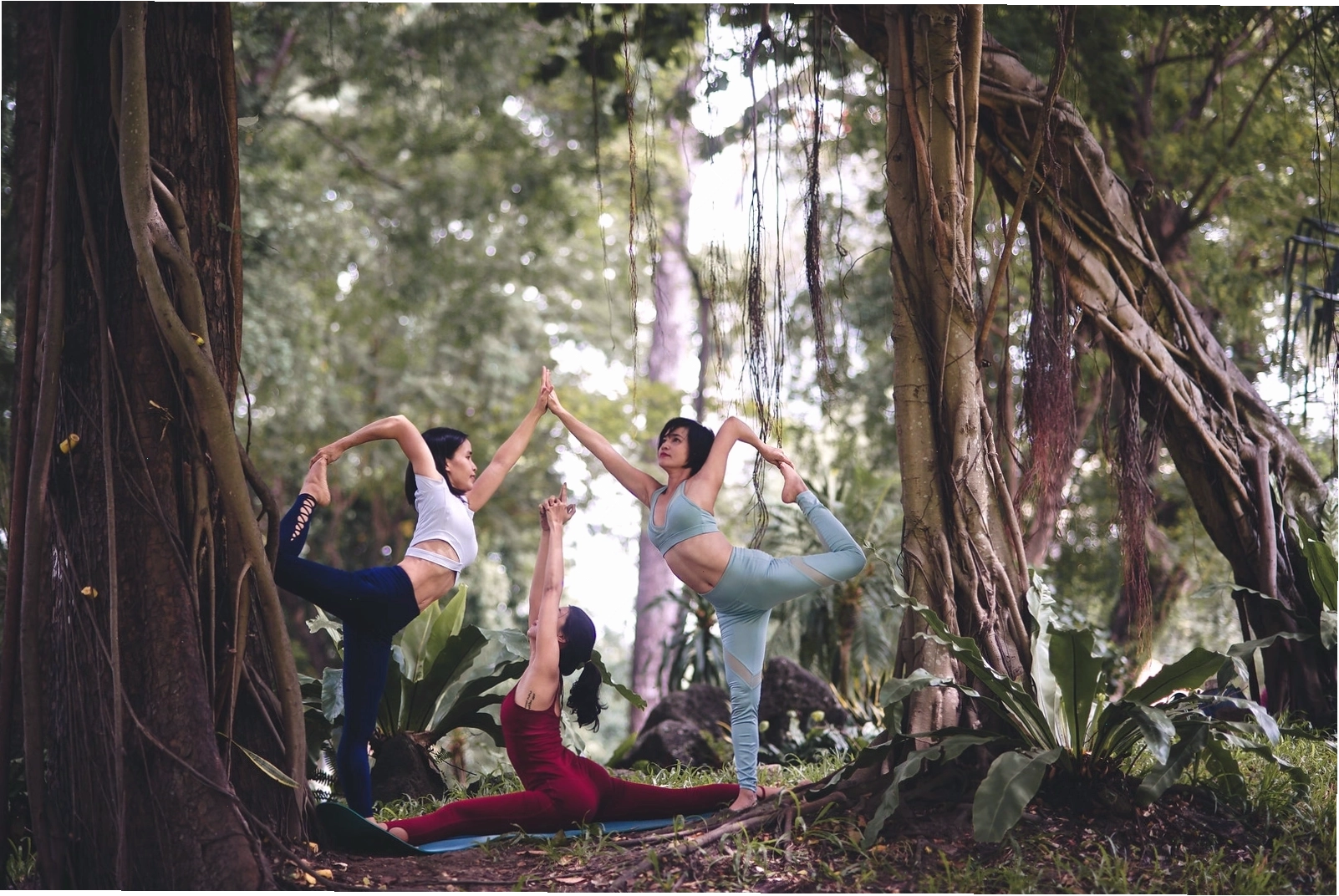 Tư thế bọ cạp (Scorpion Pose) trong bộ ảnh Yoga 3 cô gái