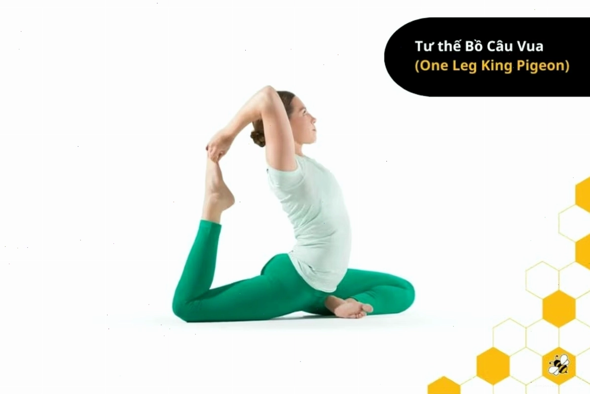 Tư thế bồ câu vua có thể sử dụng dây hoặc gạch hỗ trợ