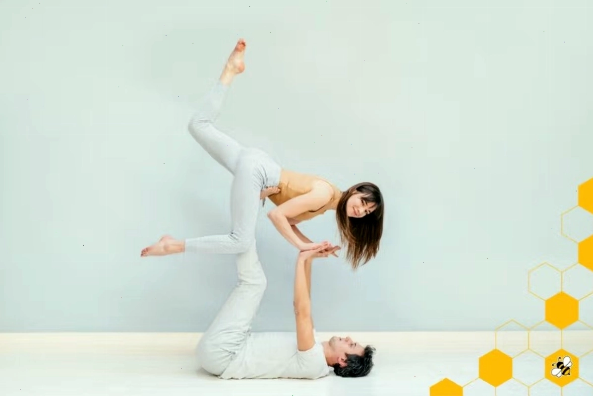 Tư thế Cái cây đôi trong yoga đôi nghệ thuật