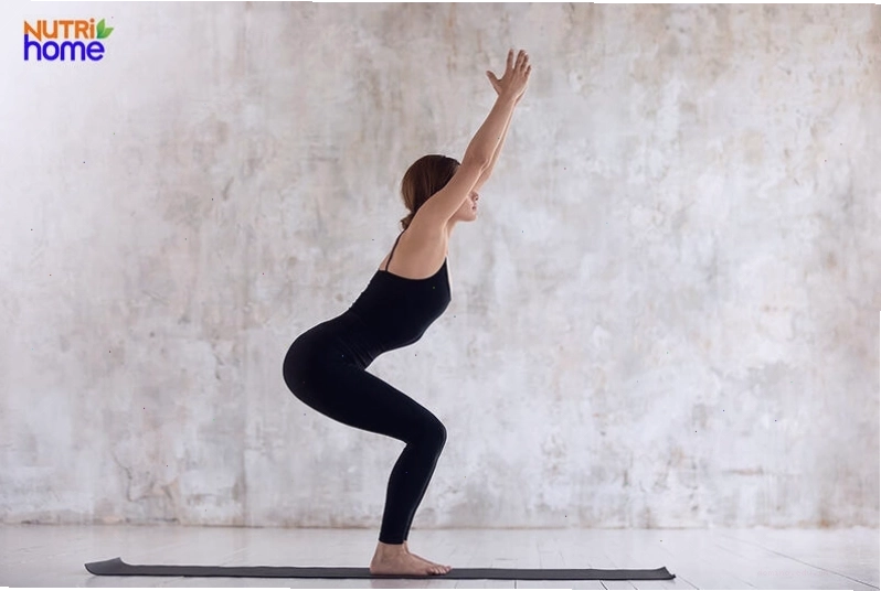 Tư thế cái ghế (Utkatasana) tăng cường sức mạnh cơ bắp