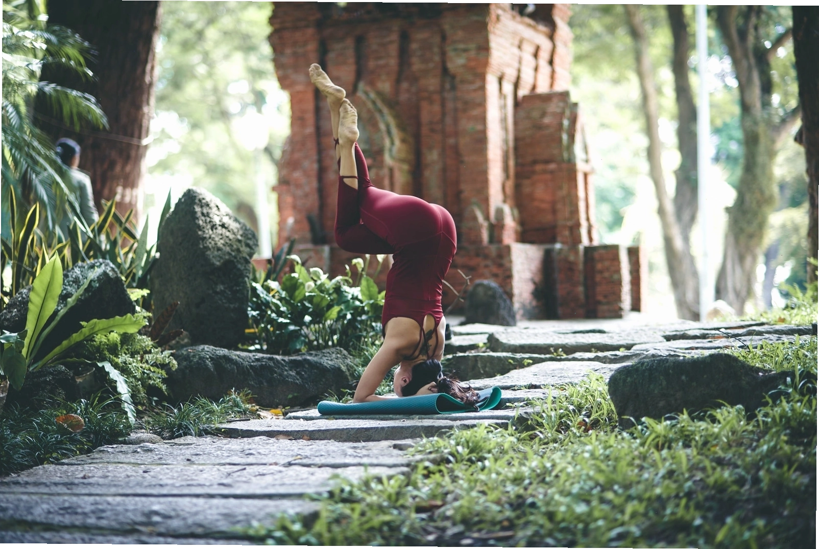 Tư thế cánh cung (Dhanurasana) trong bộ ảnh Yoga 3 cô gái