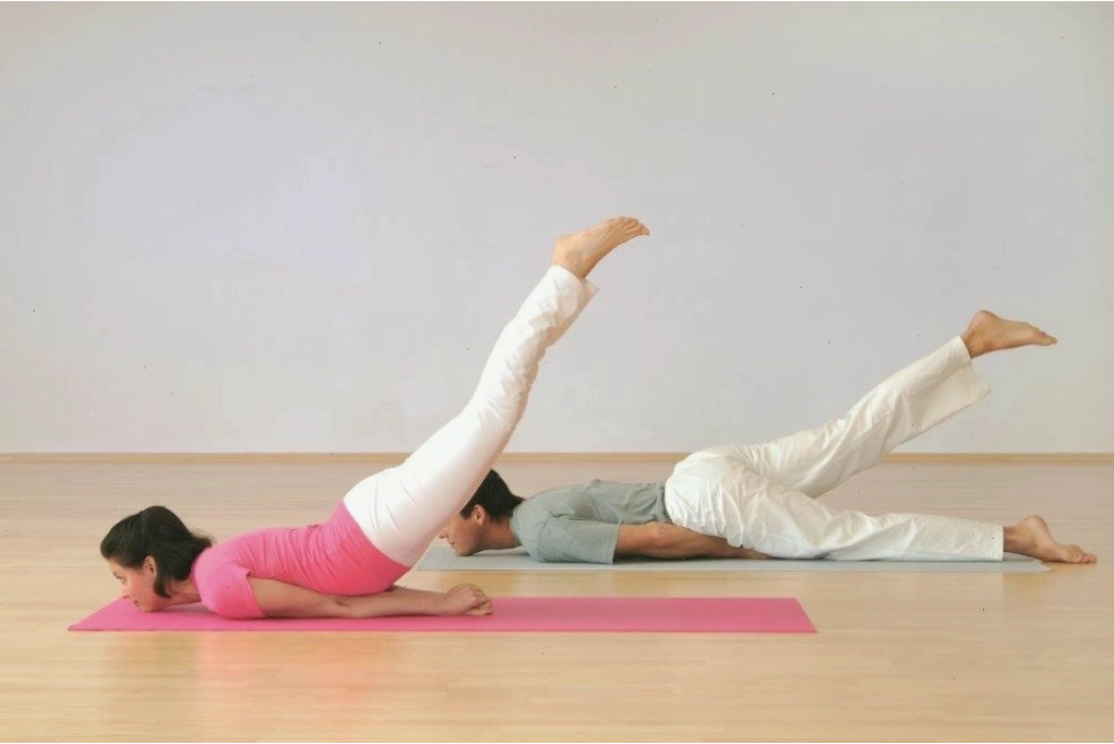 Tư thế cánh cung yoga cơ bản tại nhà