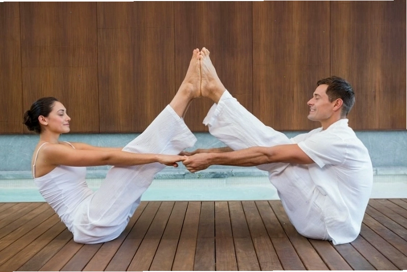 Tư thế cây cầu đôi trong yoga đôi nam nữ