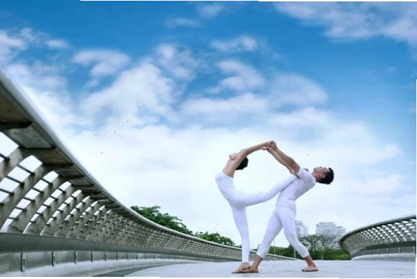 Tư thế cây cầu đôi trong Yoga, hai người hỗ trợ nhau tạo thành hình vòng cung