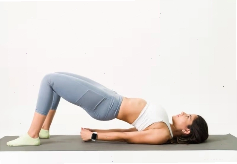 Tư thế Cây cầu là động tác yoga giúp hỗ trợ cải thiện các triệu chứng thoái hóa vùng cổ.