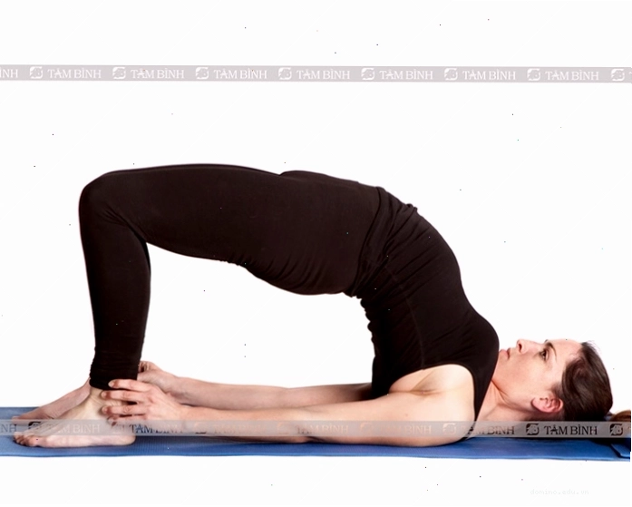 Tư thế cây cầu - yoga cho người thoái hóa đốt sống cổ