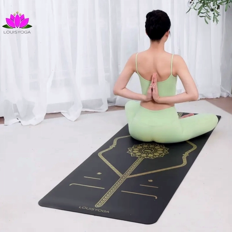 Tư thế cây đôi, hai người đứng một chân và chạm tay vào nhau